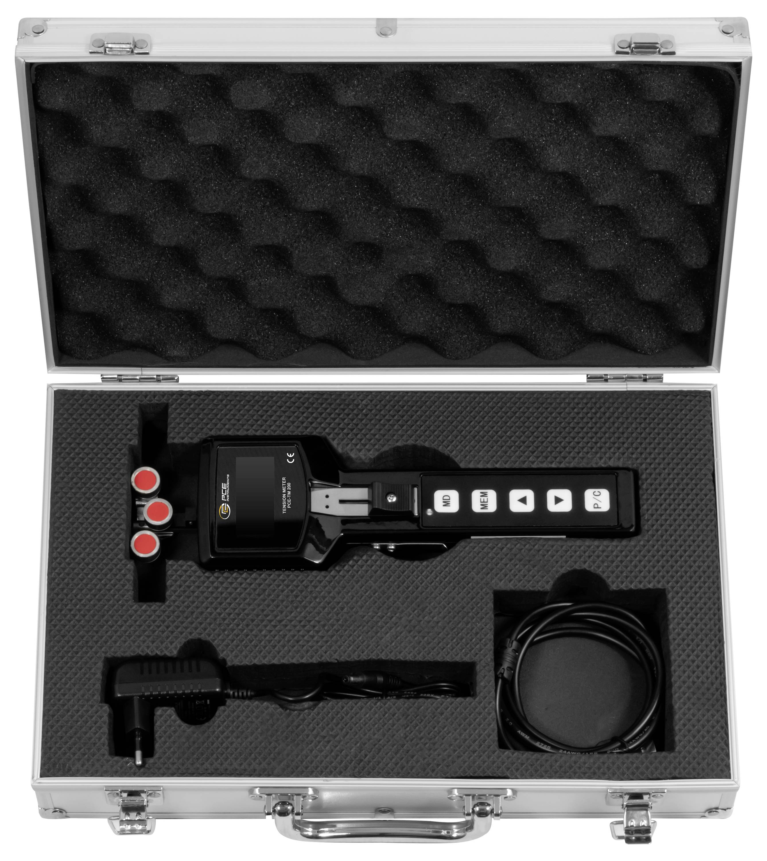 Offener Hartschalenkoffer mit Schaumstoff, der ein tragbares schwarzes Gerät, einen Stromadapter und ein aufgerolltes Kabel hält, wahrscheinlich ein Set zum Testen oder Messen.