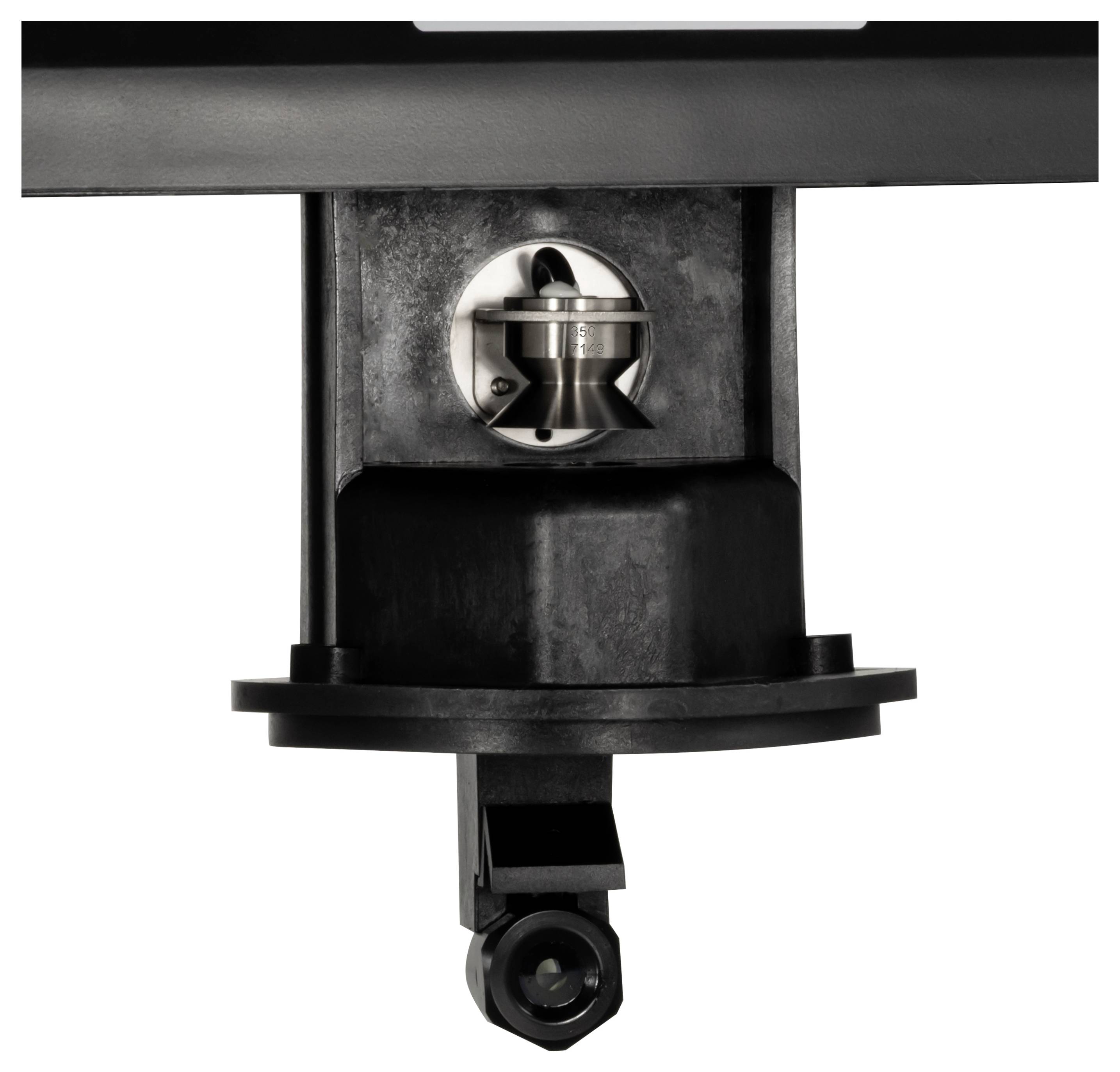 Nahaufnahme einer schwarzen mechanischen Halterung oder eines Sensorgehäuses mit einer zentralen metallischen Kreispassung und einem unteren Drehverbinder auf weißem Hintergrund.