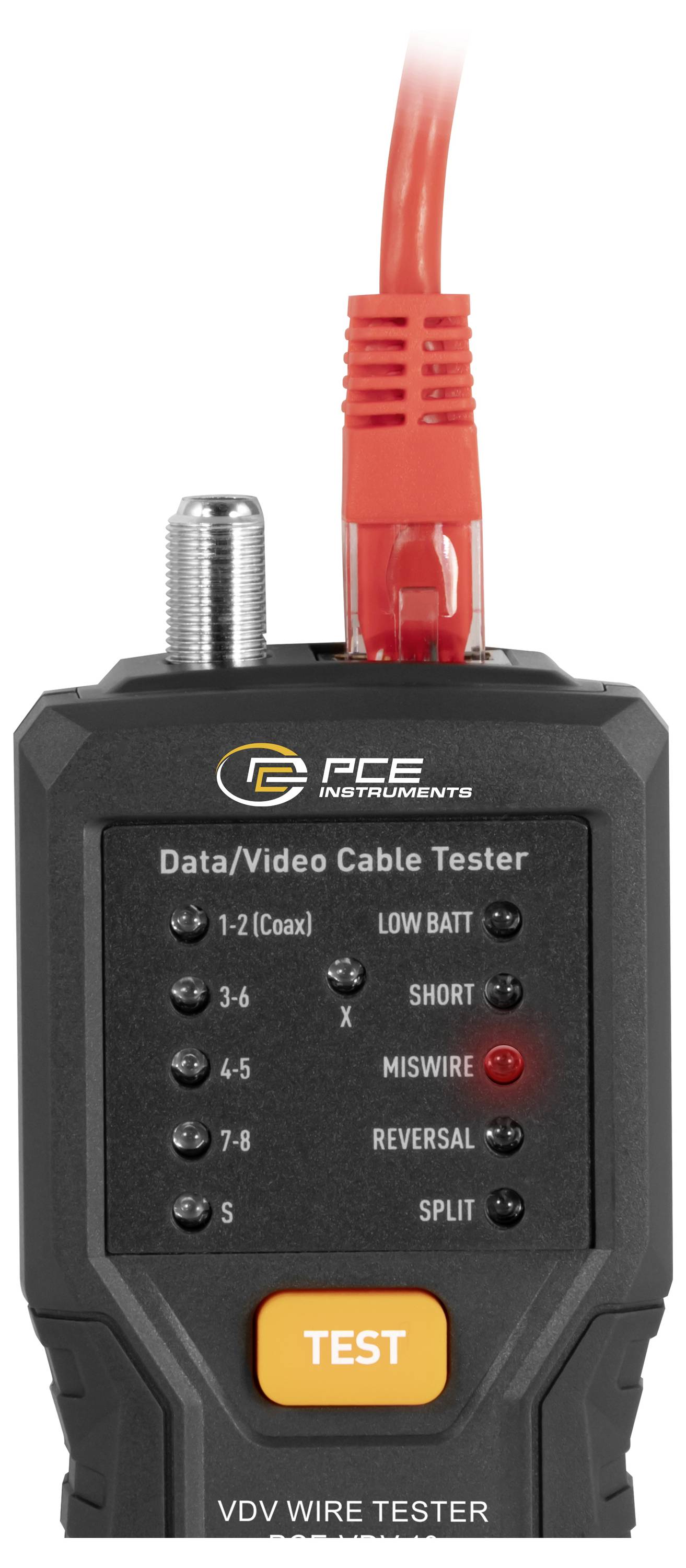 PCE Instruments Daten-/Videokabeltester mit angeschlossenem rotem Kabel und leuchtendem „MISWIRE