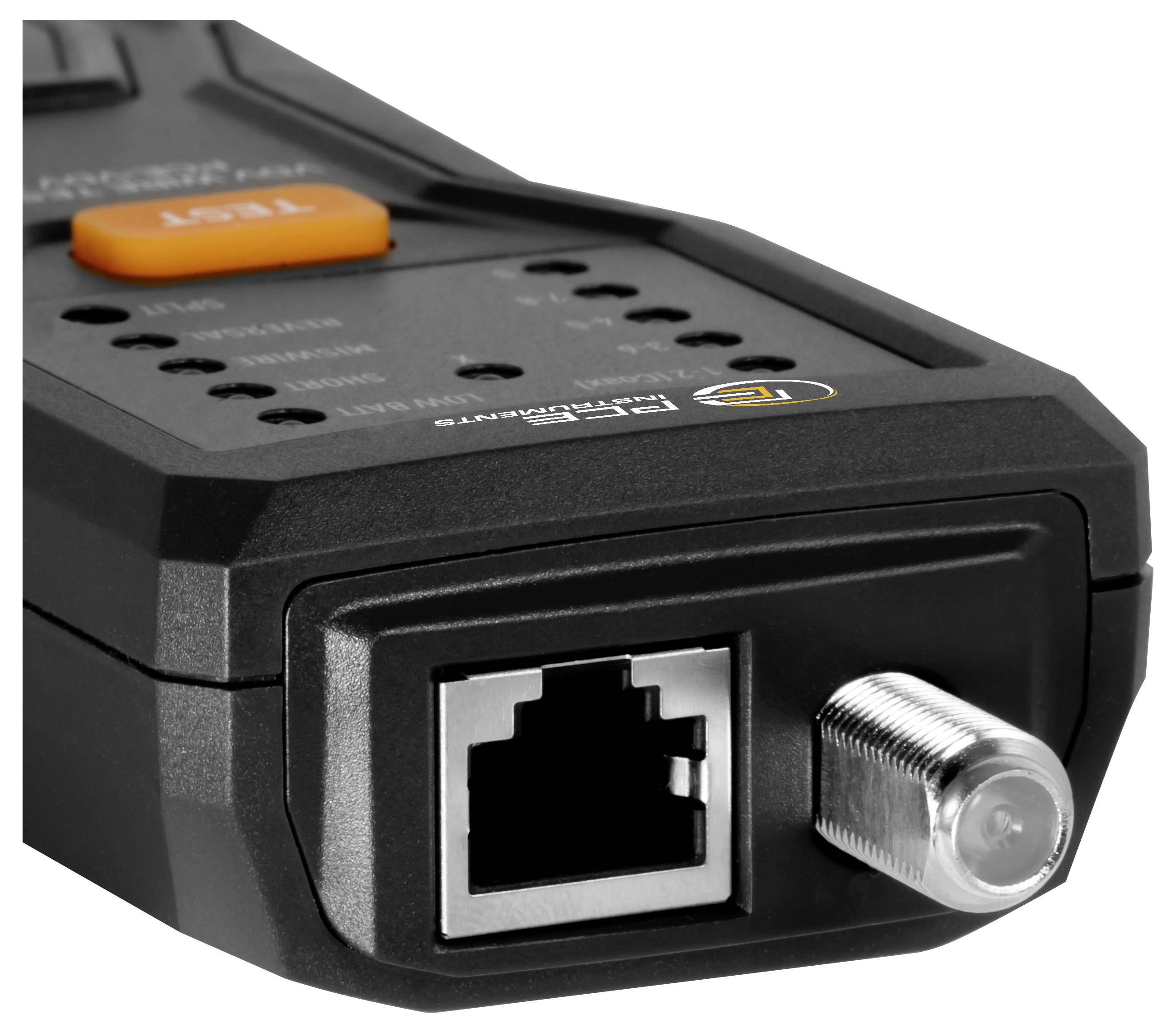 Nahaufnahme eines schwarzen Netzwerkgeräts mit einem Ethernet-Anschluss und einem Koaxialstecker sowie einem orangefarbenen Knopf auf der Oberseite.