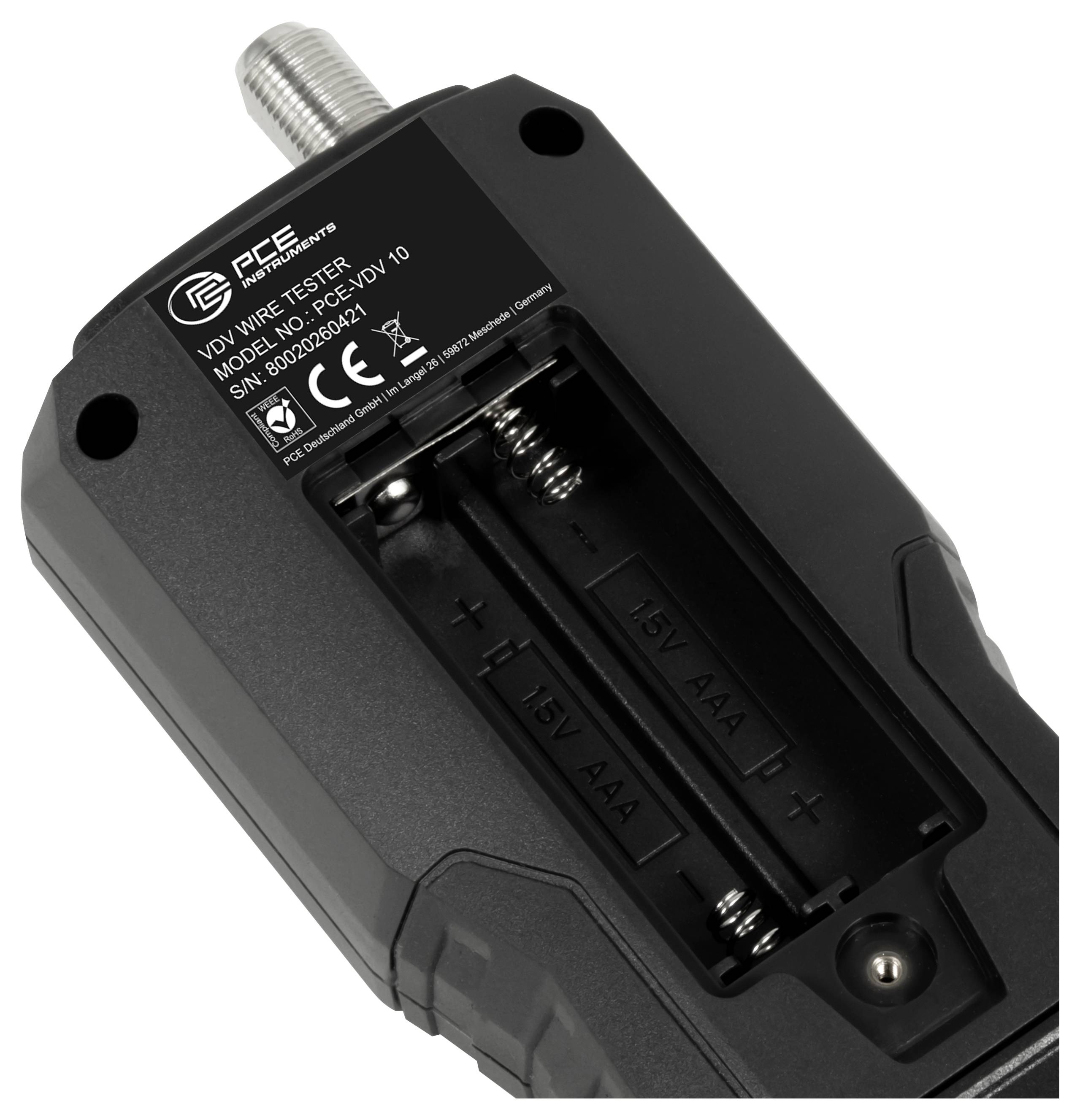 Rückseite eines tragbaren PCE-Digitaltestgeräts für Drähte mit offenem Batteriefach für zwei AAA-Batterien und einem Gewindeverbinder aus Metall an der Oberseite.