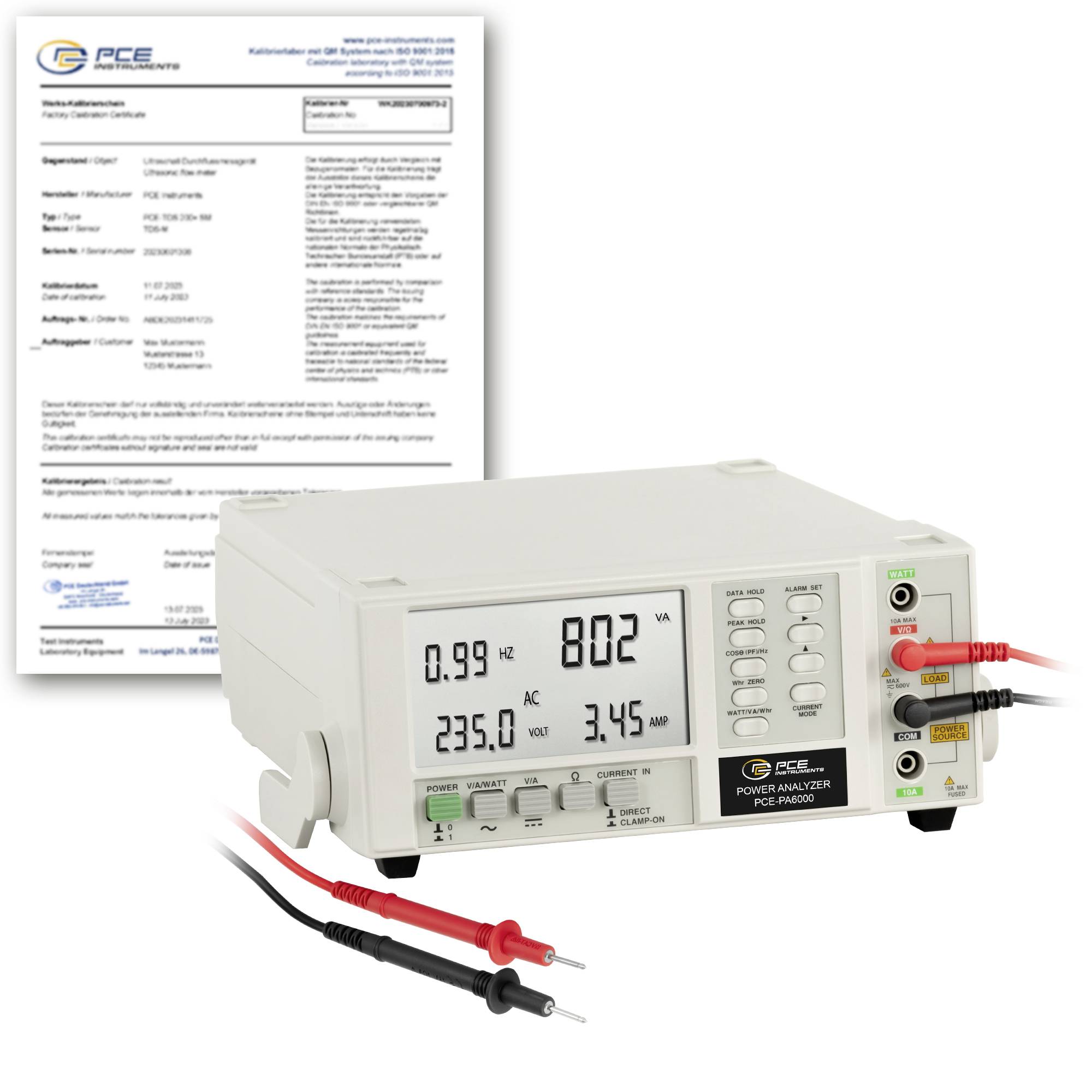 PCE Stromanalysator mit Kalibrierzertifikat und Messleitungen, zeigt digitale Anzeigen für Spannung, Strom und Frequenz.