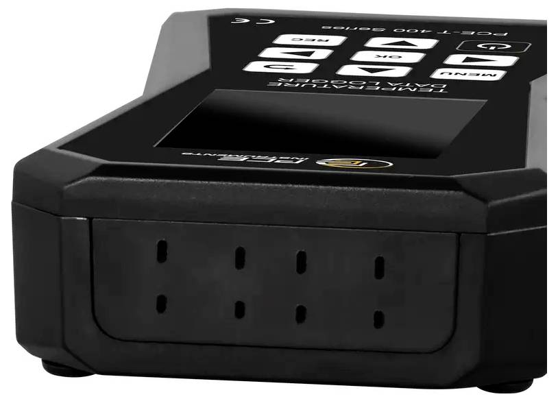 Schwarzes elektronisches Gerät mit Steuertasten oben und einer belüfteten Frontblende, in schrägansicht auf weißem Hintergrund dargestellt.
