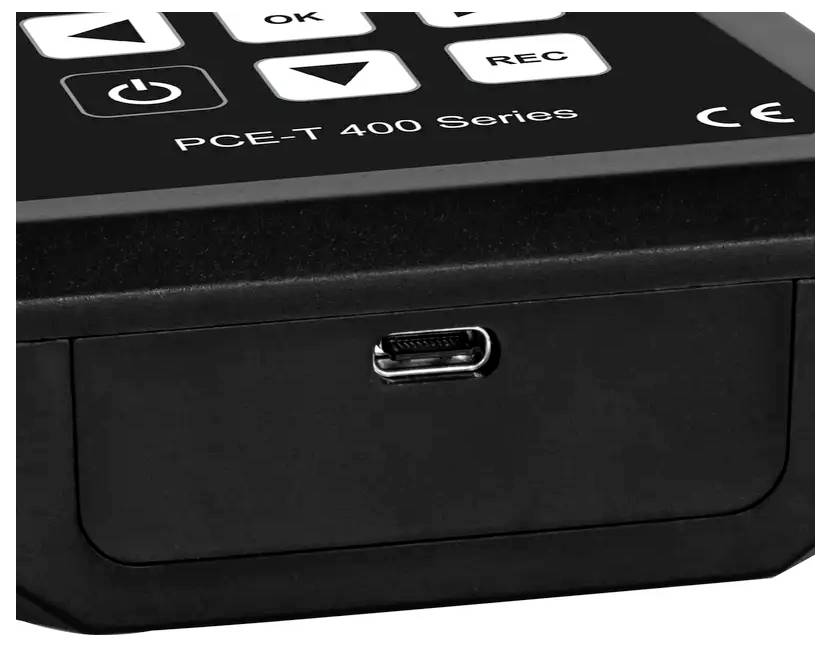 Nahaufnahme eines schwarzen PCE-T 400 Series-Geräts mit einem USB-C-Anschluss an der Vorderseite, Power- und Record-Tasten sowie Steuertasten „OK