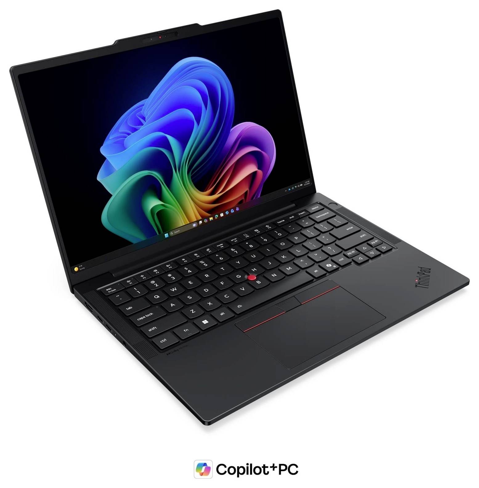 Schwarzer Laptop mit Windows 11 Hintergrundbild und "Copilot+PC"-Logo darunter, aufgeklappt auf weißem Hintergrund gezeigt.