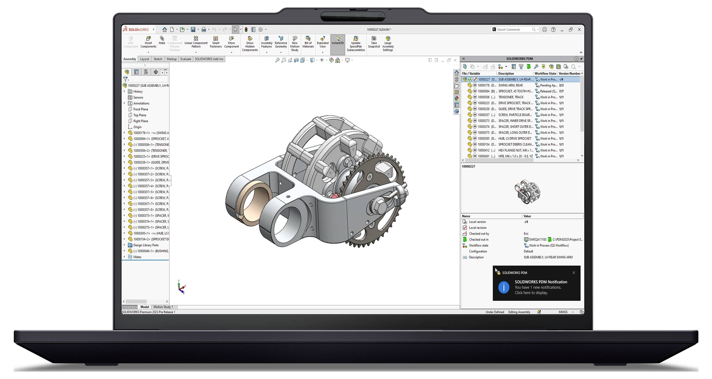 Laptop, das CAD-Software mit einem 3D-Montagemodell der Mechanik und Designpanelen darum herum anzeigt