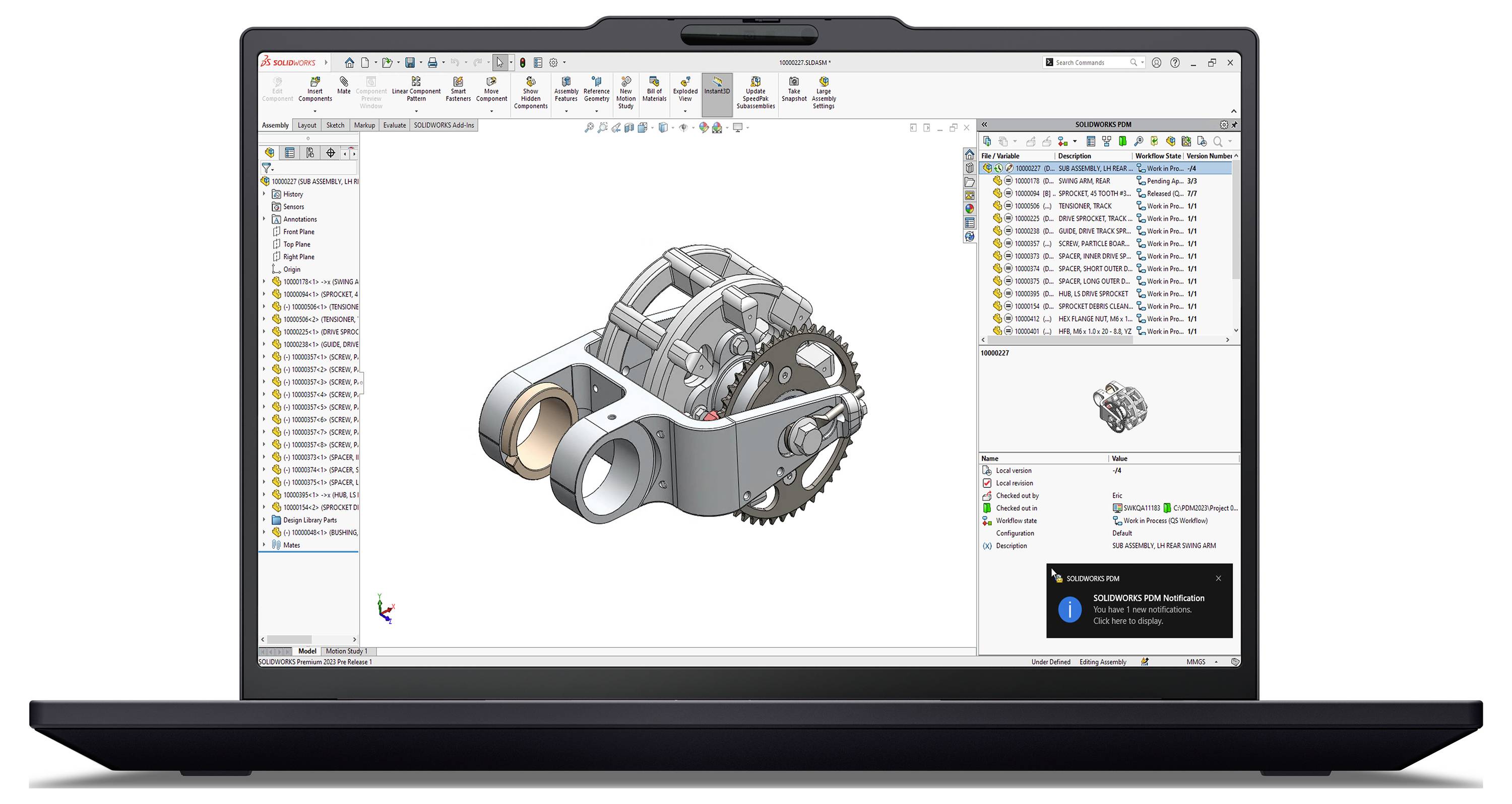 Laptop zeigt CAD-Software mit einem 3D-Maschinenbaum-Montagemodell aus Zahnrädern, Wellen und Gehäuse im Hauptarbeitsbereich an.