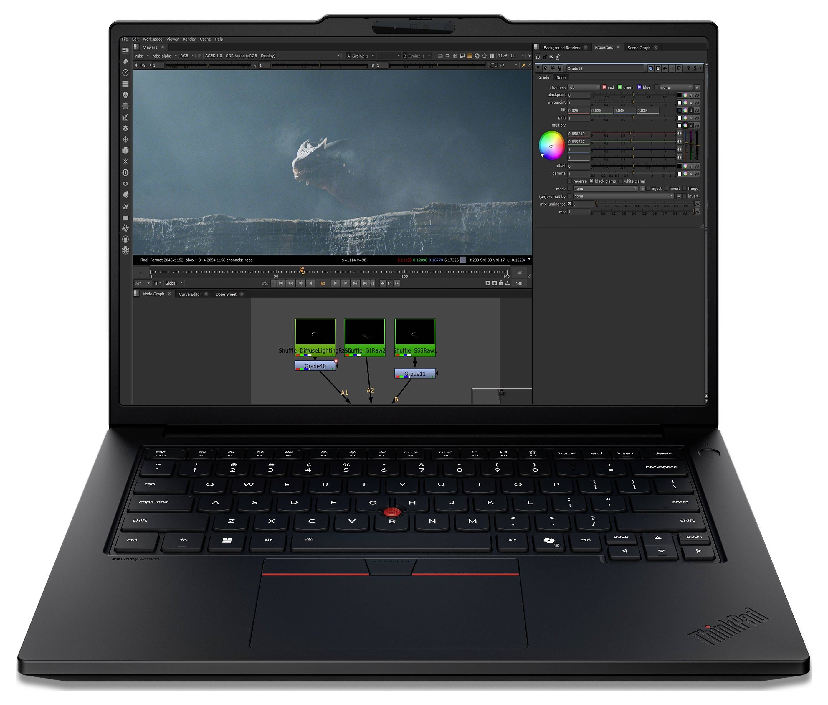 Laptop, das Videobearbeitungssoftware zeigt, mit einer Breitbild-Vorschau eines Wals, der aus dem Wasser springt, und einer knotengestützten Zeitleiste darunter, auf einer schwarzen ThinkPad-Tastatur.