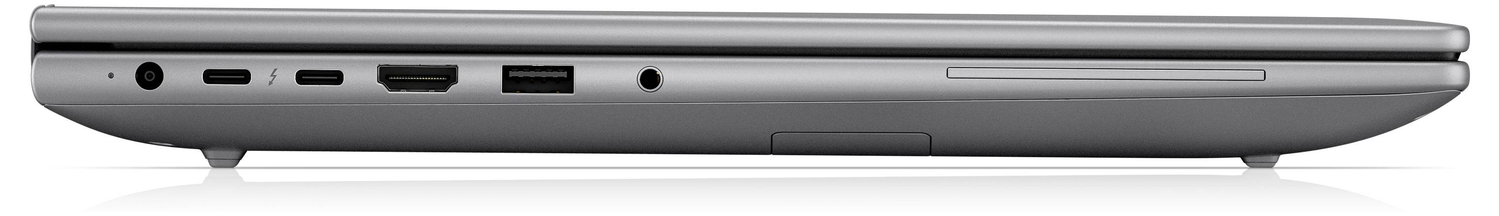 Seitenansicht eines geschlossenen silbernen Laptops, die sein schlankes Profil, die Anschlüsse und das Scharnier auf weißem Hintergrund zeigt.