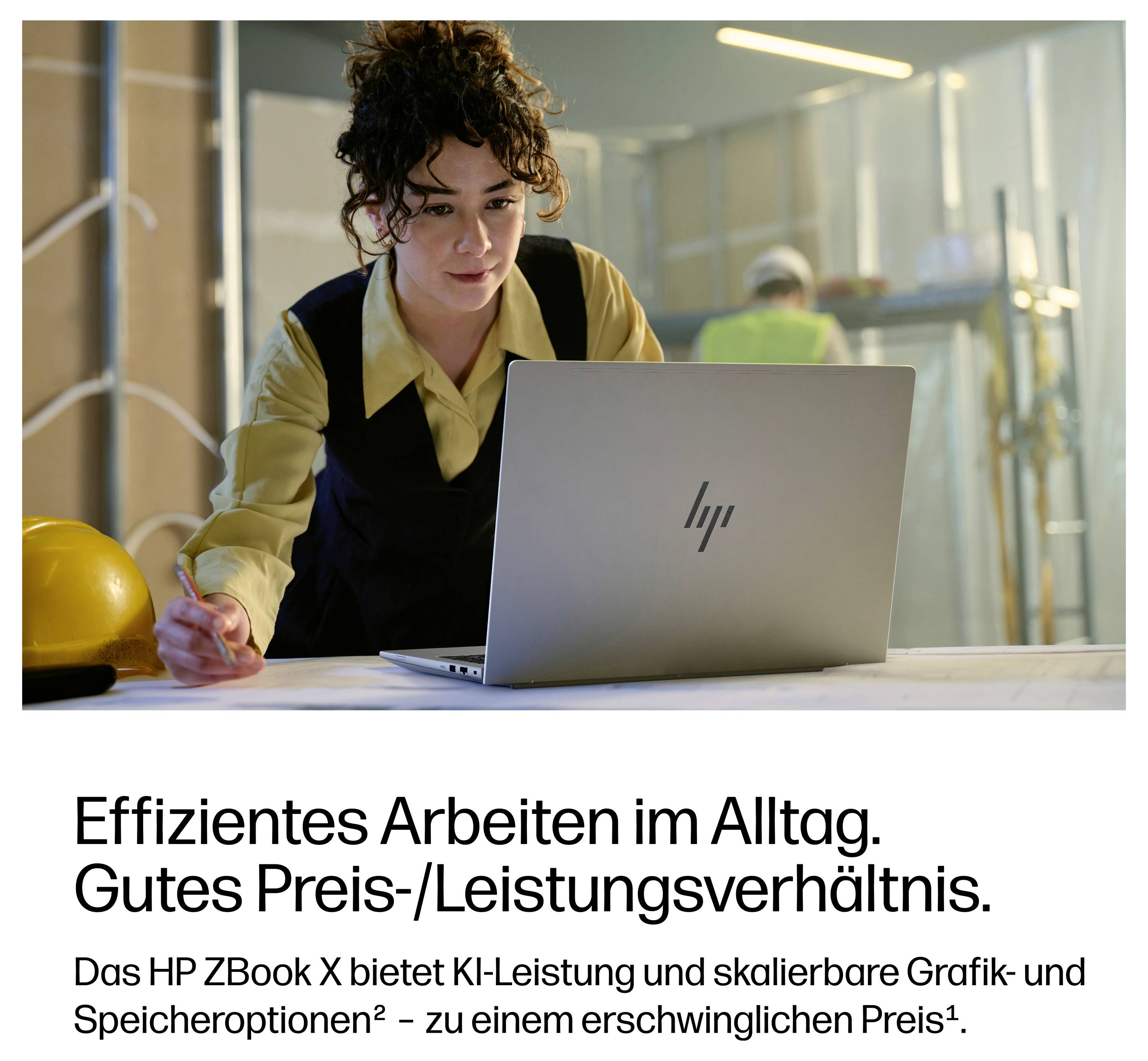 Frau lehnt sich über einen Laptop in einer Werkstatt, mit deutschem Anzeigentext, der den HP ZBook X bewirbt: „Effizientes Arbeiten im Alltag. Gutes Preis-/Leistungsverhältnis."