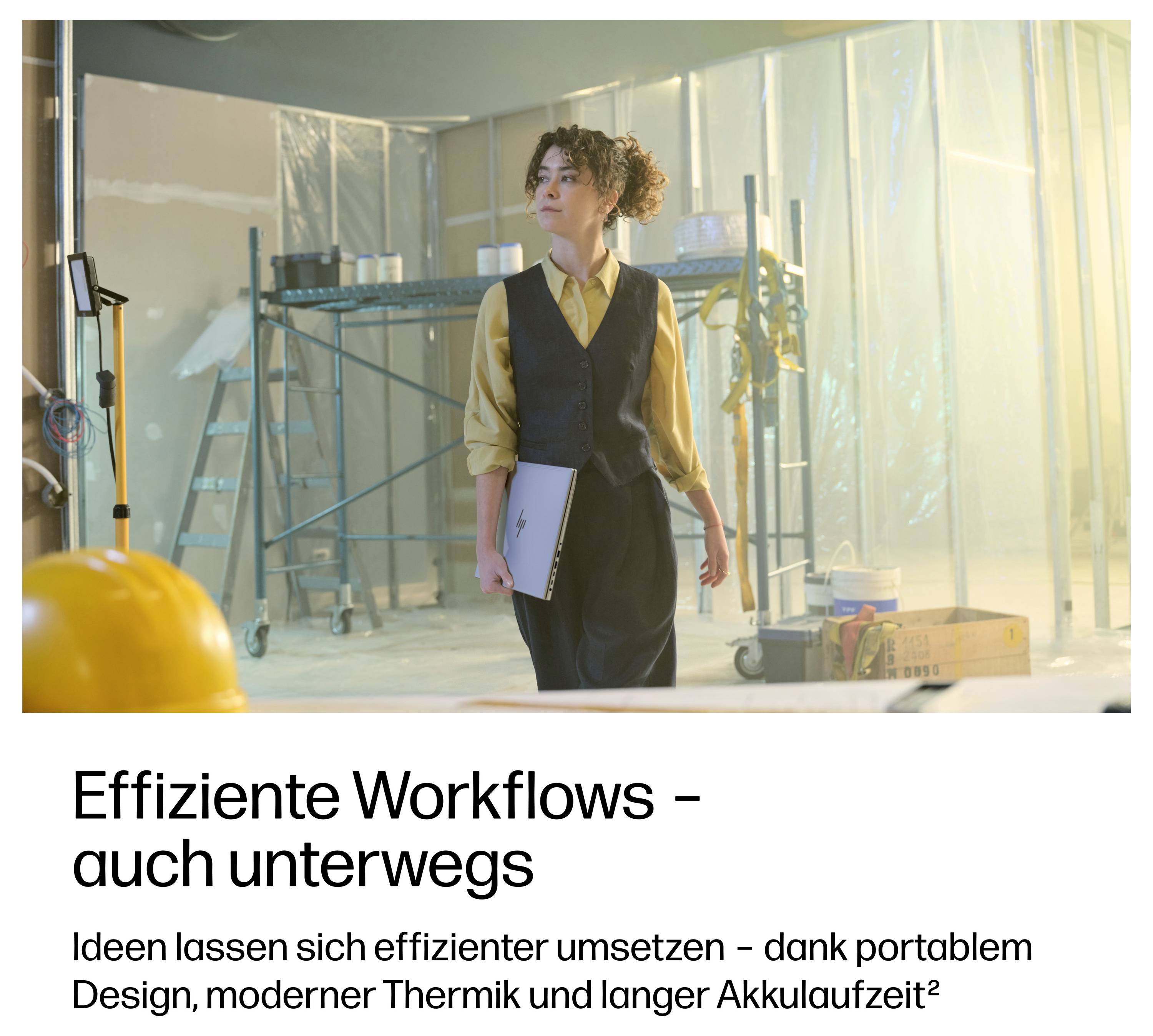 Frau in einer Arbeitsumgebung, die einen Laptop trägt, mit deutschem Text, der effiziente Arbeitsabläufe bewirbt: „Effiziente Workflows – auch unterwegs" und tragbares Design, moderne Kühlung und lange Akkulaufzeit.