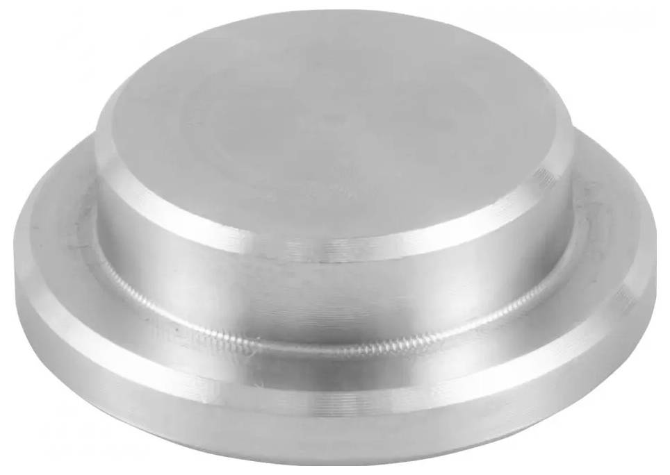 Ein silberner metallischer runder Deckel oder Verschluss mit flacher Oberseite und erhobener gestufter Basis, dargestellt auf weißem Hintergrund.