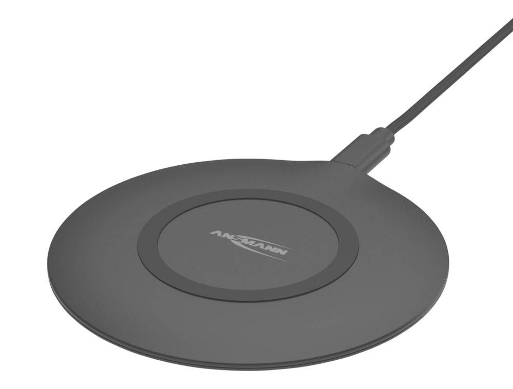 Schwarzes kabelloses Ladegerät mit angebrachtem Kabel und Ansmann-Logo in der Mitte