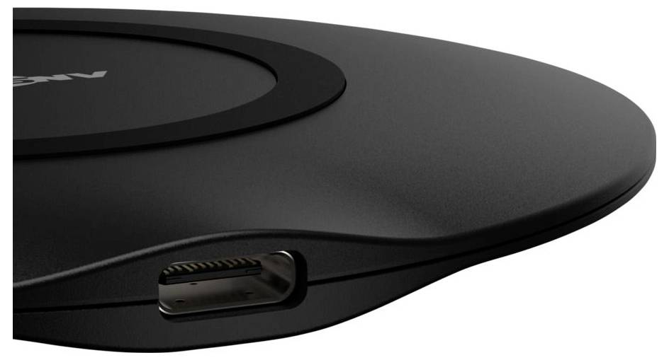 Nahaufnahme eines schwarzen runden elektronischen Geräts mit USB-C-Ladeanschluss an der Seite.