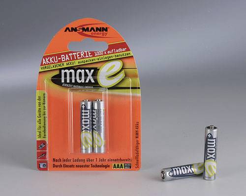 Ansmann maxe wiederaufladbare AAA-Batterien in orangefarbener Einzelhandelsverpackung, mit drei losen Batterien, die neben der Packung auf grauem Hintergrund angezeigt werden.