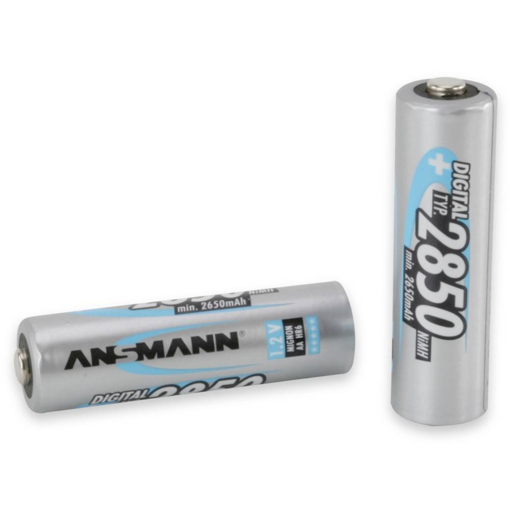 Zwei silberne Ansmann 2850 mAh AA-Akkus, einer liegend und einer aufrecht stehend auf weißem Hintergrund.