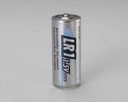 Eine silberne LR1 1,5V Alkaline-Batterie, aufrecht auf einem einfachen grauen Hintergrund stehend.