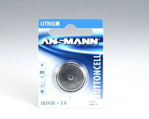 ANSMANN Lithium-CR2430-Knopfzellenbatterie 3V in blau-weißer Einzelhandelverpackung.