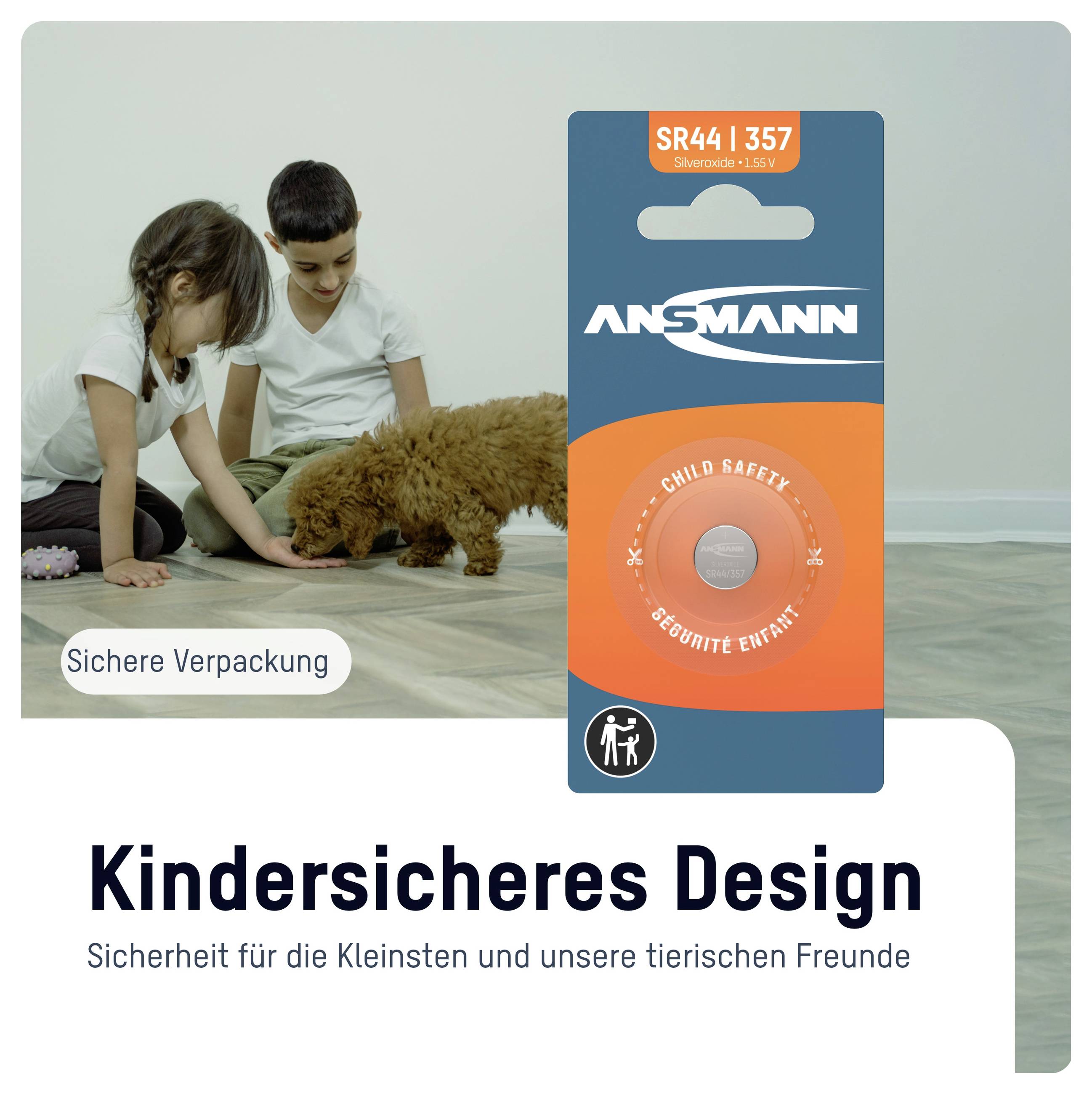 Ansmann Batteriepaket mit kindersicherem Design-Etikett, das zwei Kinder und einen kleinen Hund in einem Zuhause zeigt, mit deutschem Text „Kindersicheres Design