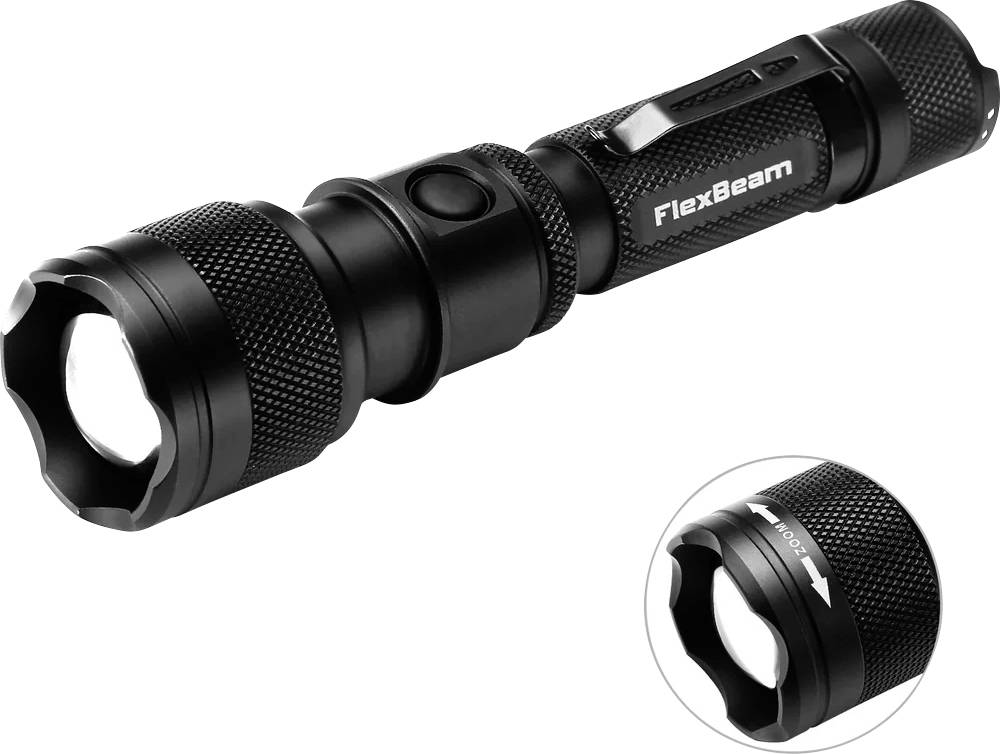 Schwarze Flexbeam Handlampe mit strukturierter Griffoberfläche, Seitenschalter und zoombarem Kopf, mit einer Nahaufnahme des einstellbaren vorderen Endes.