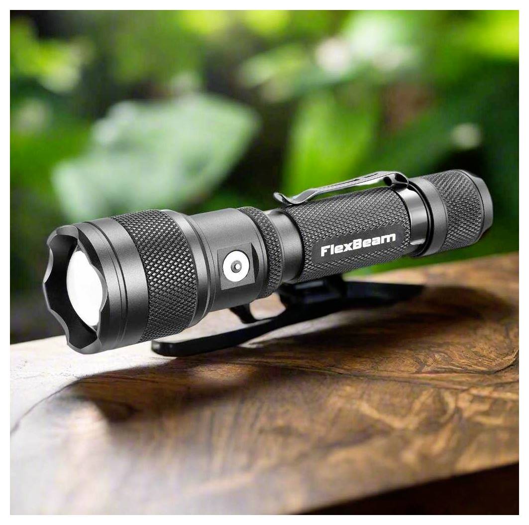 Schwarze FlexBeam-Taschenlampe mit Clip, auf einer Holzoberfläche vor einem unscharfen grünen Hintergrund gezeigt.
