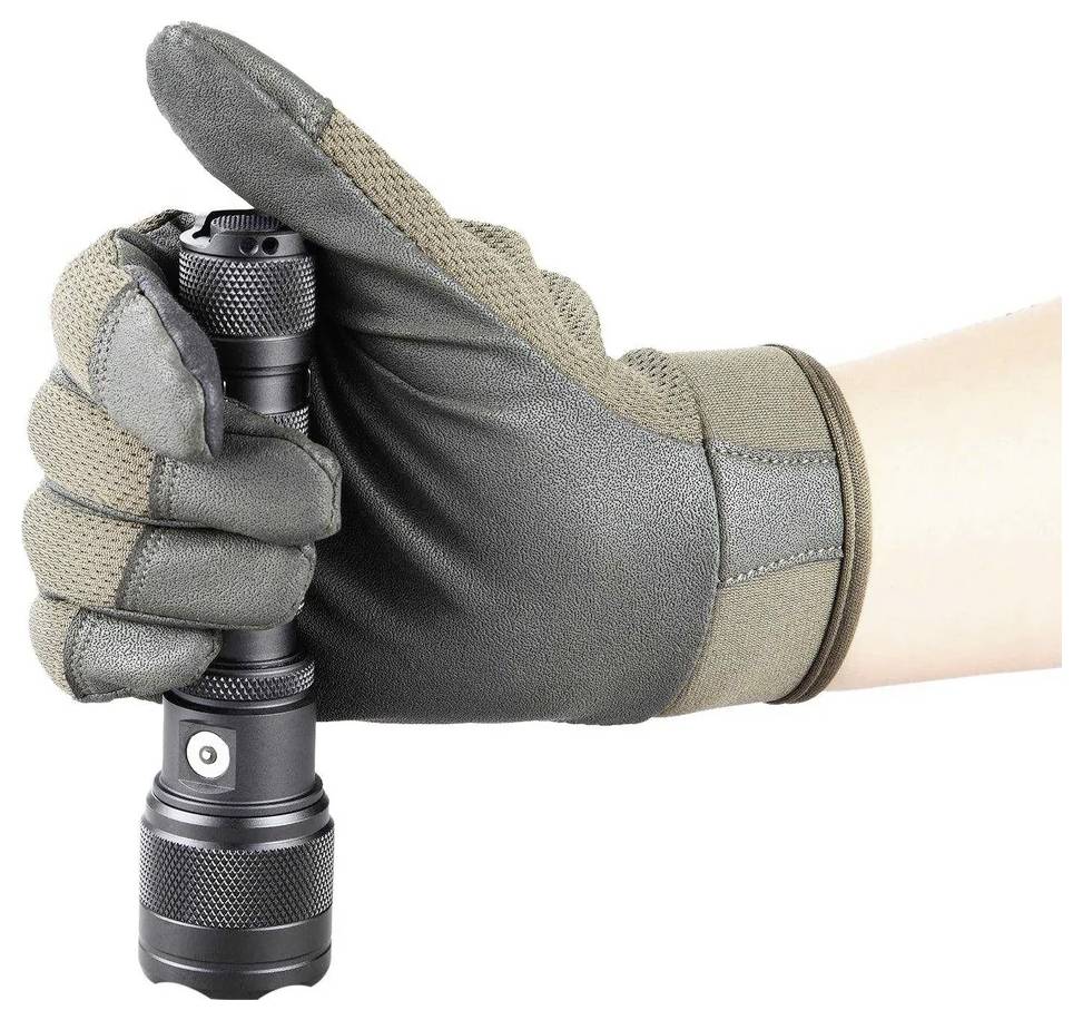 Behandschuhte Hand, die eine schwarze Taschenlampe gegen einen weißen Hintergrund hält.