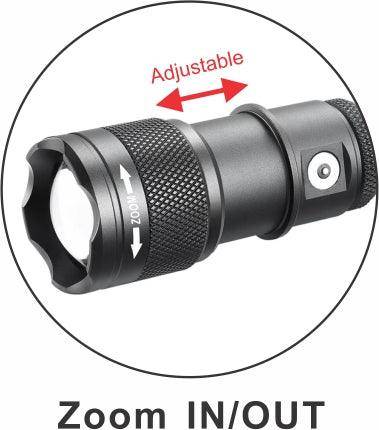 Schwarze verstellbare Taschenlampe mit Zoomkopf, Pfeilen und der Aufschrift „Zoom IN/OUT
