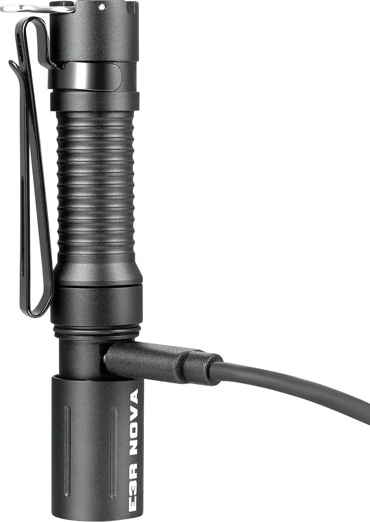 Schwarze tragbare Taschenlampe mit Clip und seitlichem Ladekabel, das an der Basis befestigt ist, auf weißem Hintergrund.