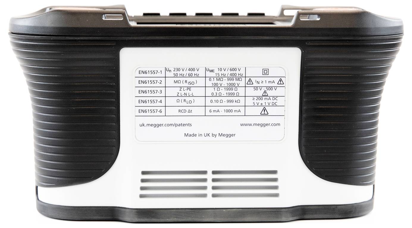 Tragbares Megger-Elektroprüfgerät von vorne gezeigt, mit Produktetikett, auf dem Modellnummern und Spannungs-/Stromwerte aufgeführt sind.