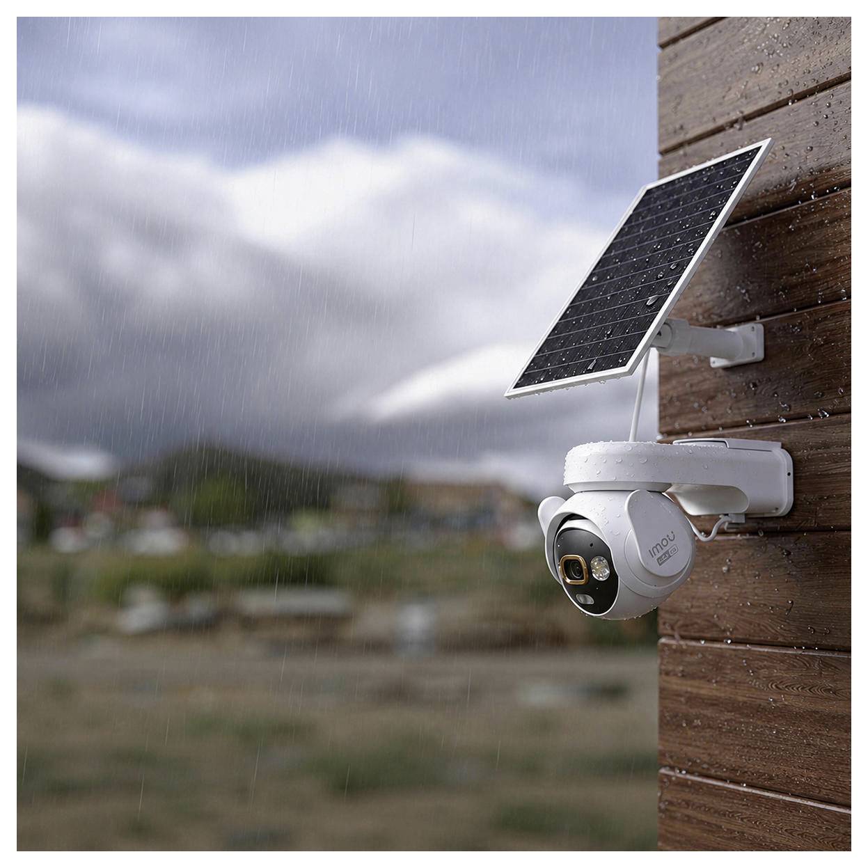 Solar-betriebene Überwachungskamera für den Außenbereich, montiert an einer Holzwand mit einem kleinen Solarpanel, mit Blick auf eine regnerische Landschaft.