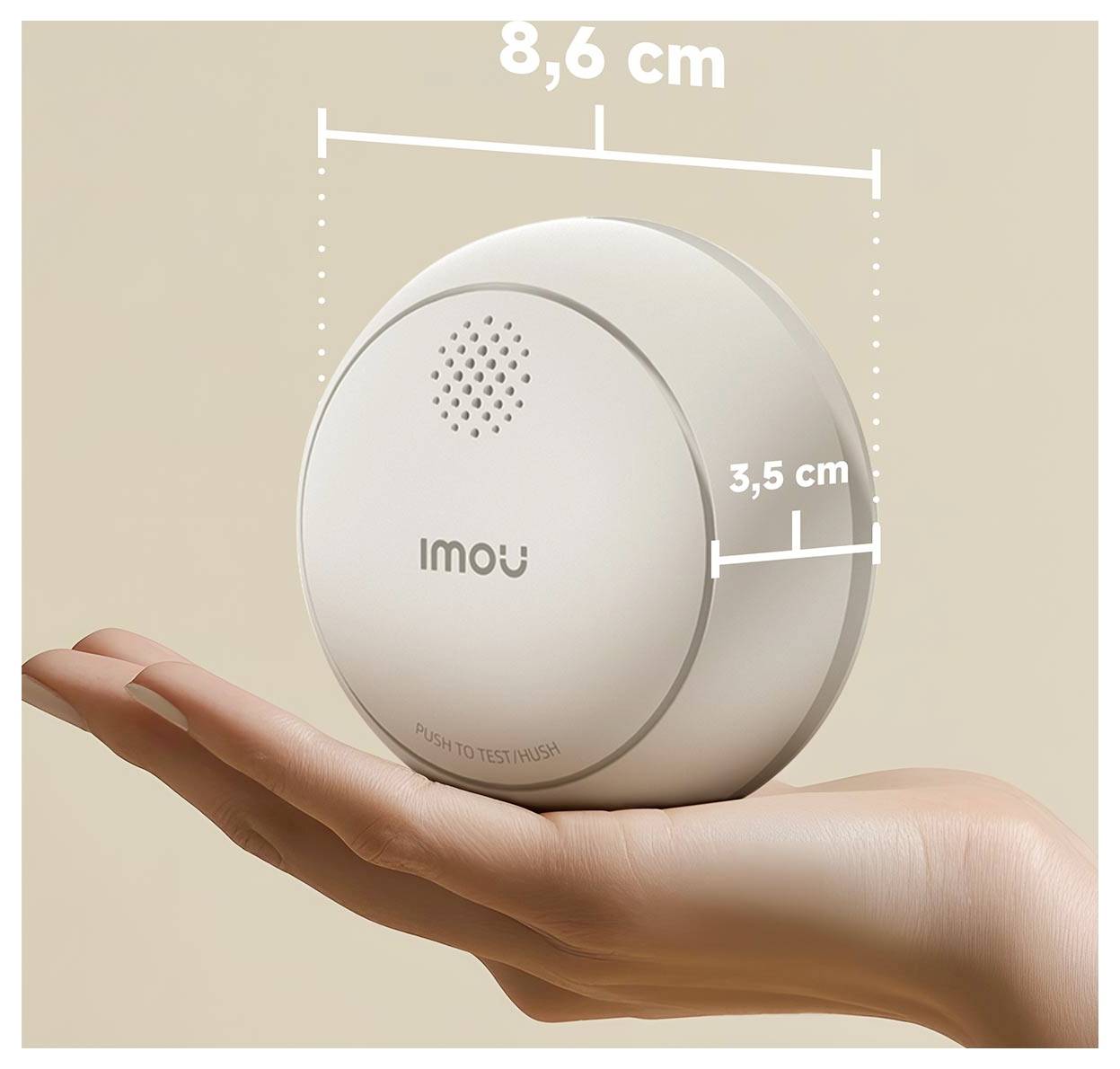 Weißes rundes Imou-Weckergerät ruht auf einer Hand, beschriftet mit den Abmessungen 8,6 cm breit und 3,5 cm tief.