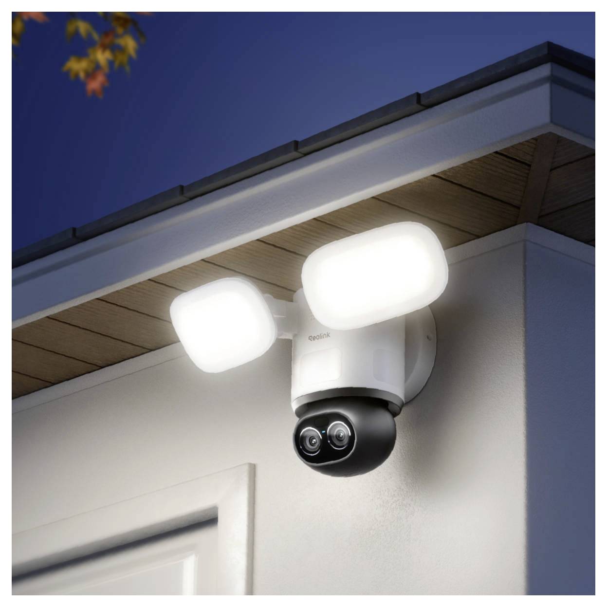 Außenkamera für die Sicherheit mit zwei hellen Bewegungsmelder-Flutlichtern, die unter einem Hausüberhang montiert sind und auf den Eingangsbereich ausgerichtet.