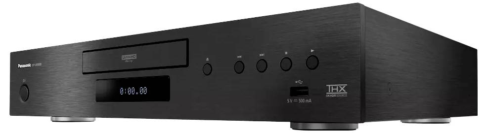 Schwarzer Panasonic DVD-Player in perspektivischer Ansicht, mit Diskettenschacht, Display, Steuertasten und THX-Logo auf der Frontplatte.