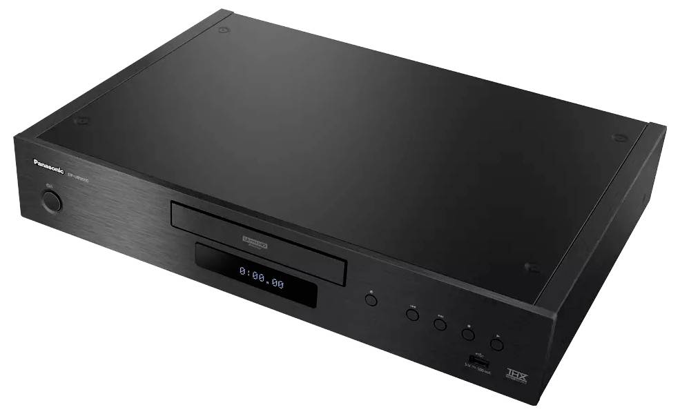Schwarze Panasonic-Stereokomponente mit Schacht für Disc, digitaler Anzeige, Lautstärkeregler und vorderen Bedientasten auf weißem Hintergrund.