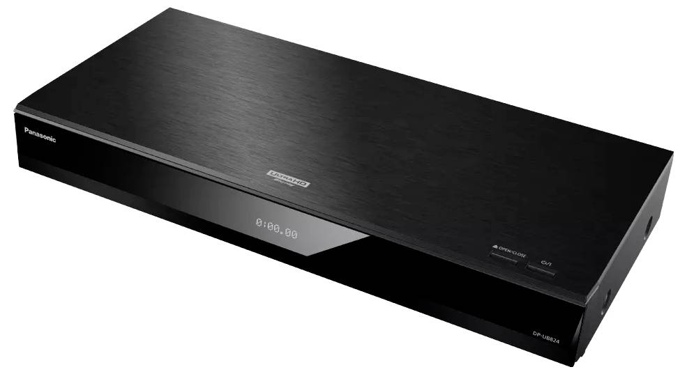 Schwarzer Panasonic Blu-ray-Player in Schrägansicht auf weißem Hintergrund, mit sichtbarem Frontdisplay und Disc-Schacht.