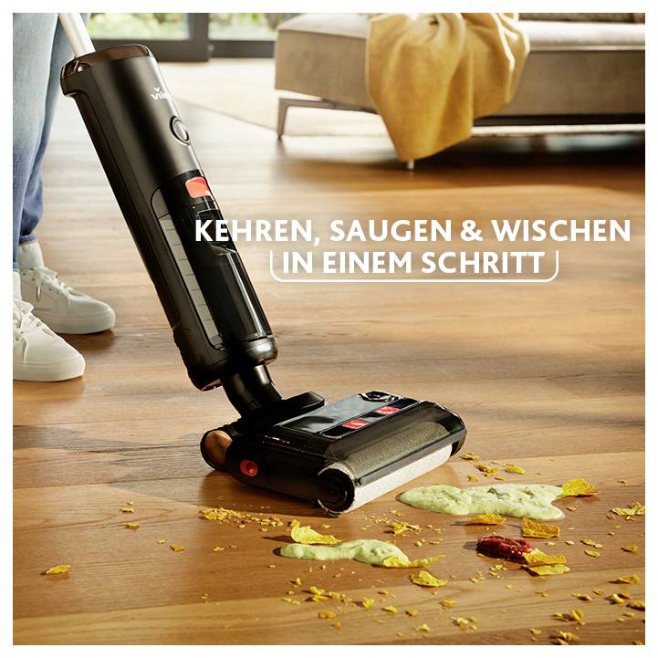 Akku-Staubsauger reinigt einen Holzboden; Text: 'KEHREN, SAUGEN & WISCHEN IN EINEM SCHRITT'.