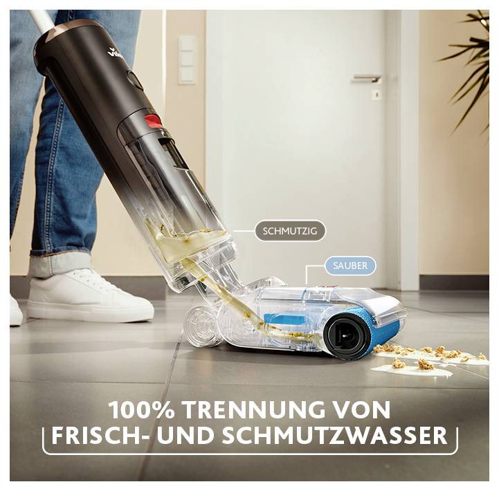 Person reinigt den Boden mit einem Akku-Staubsauger; transparente Behälter zeigen getrenntes Schmutz- und sauberes Wasser. Text: '100% Trennung von Frisch- und Schmutzwasser'