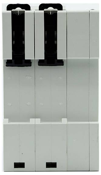 Nahaufnahme eines grauen Elektroverteilers mit zwei offenen schwarzen Schalterplätzen oben und zwei kleinen rechteckigen Öffnungen in der Nähe des unteren Bereichs.