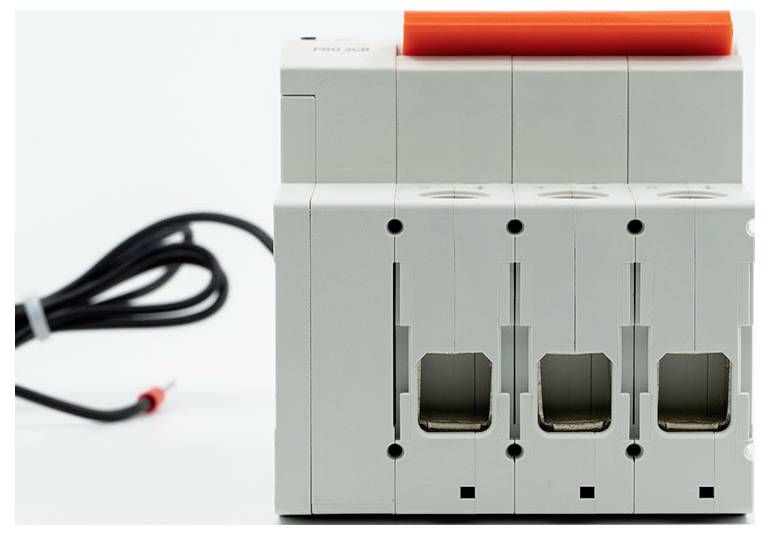 Dreipoliger Leistungsschalter oder Schalter mit rotem Betätigungshebel, dargestellt neben einem schwarzen Stromkabel auf weißem Hintergrund.