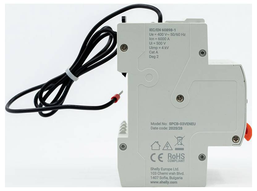 Weißes Elektroschutzschalter-Modul mit angebrachtem schwarzem Kabel und orangefarbenem Schalter, gekennzeichnet mit technischen Spezifikationen und Konformitätskennzeichnungen.