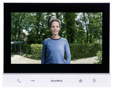 Videosprechanlage zeigt eine Frau, die im Freien steht, mit 