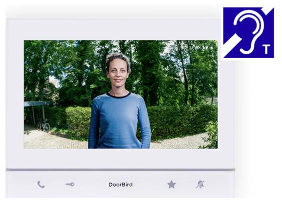 Videotürklingel-Bildschirm, auf dem ein Mann außerhalb in einem bewaldeten Gebiet steht, mit einem Barrierefreiheits-Hörsymbol oben rechts und „DoorBird