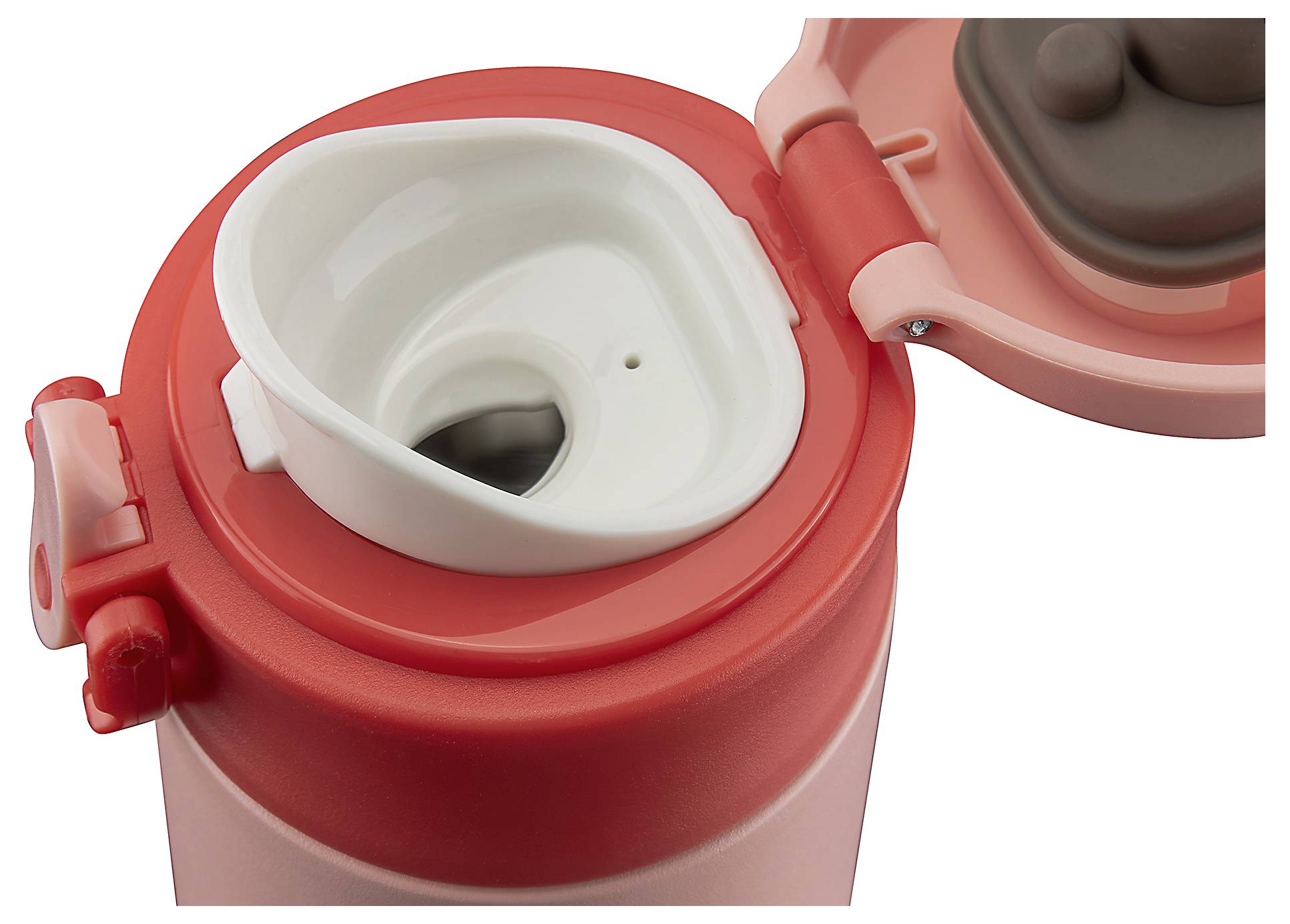 Nahaufnahme einer roten isolierten Reisekaffeetasse mit geöffnetem Deckel, die den weißen Trinkauslauf und eine braune Kappe auf weißem Hintergrund zeigt.