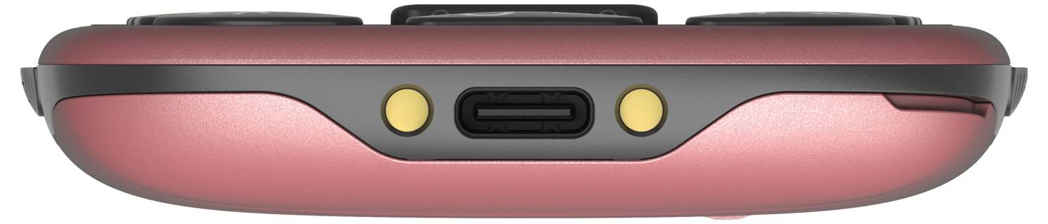Unteransicht eines tragbaren Geräts mit roter Rückseite, zentralem USB-C-Anschluss und zwei kleinen kreisförmigen vergoldeten Kontakten.