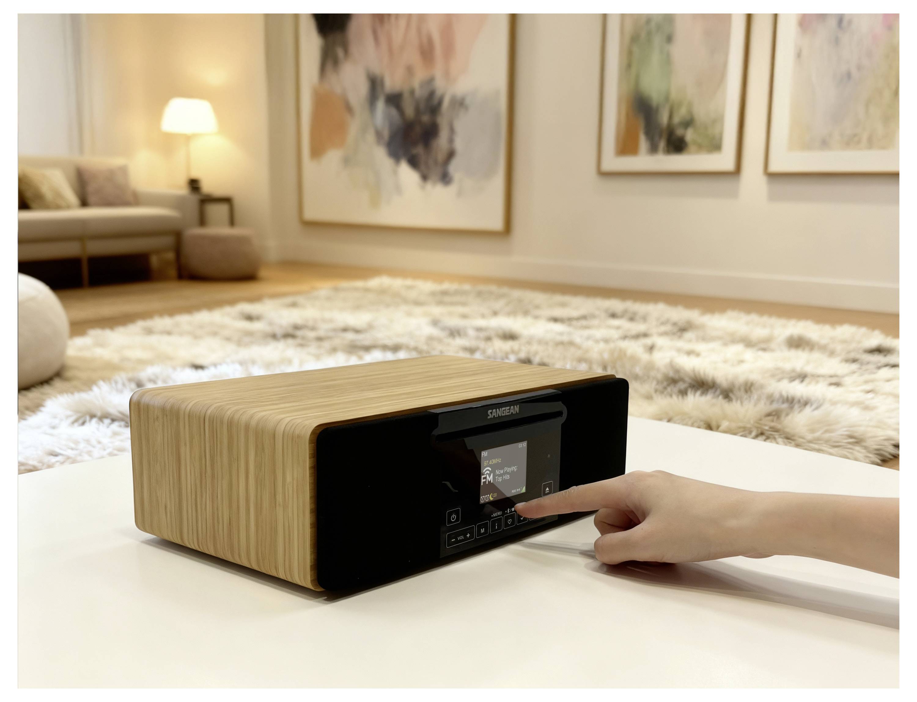 Hand drückt einen Knopf auf einem Tabletop-Lautsprecher mit Holzmaserung und kleinem Display in einem modernen Wohnzimmer.