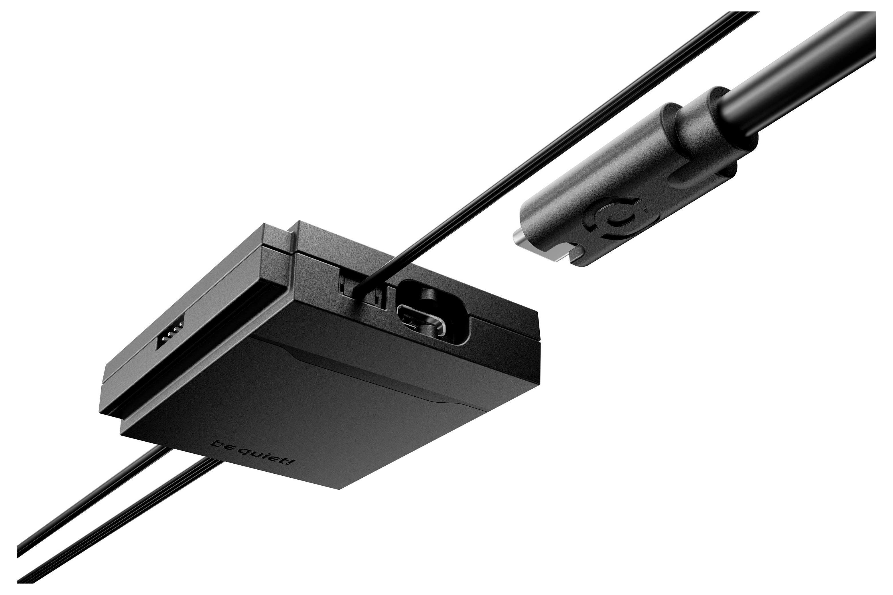 Schwarzer Inline-Elektrostecker oder Verteilerdose mit angeschlossenen Kabeln auf weißem Hintergrund.