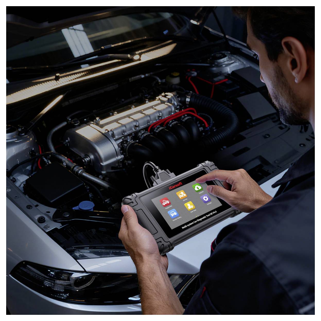 Mechaniker, der mit einem Tablet-Diagnose-Scanner die Motorenüberprüfung in der offenen Motorhaube durchführt.