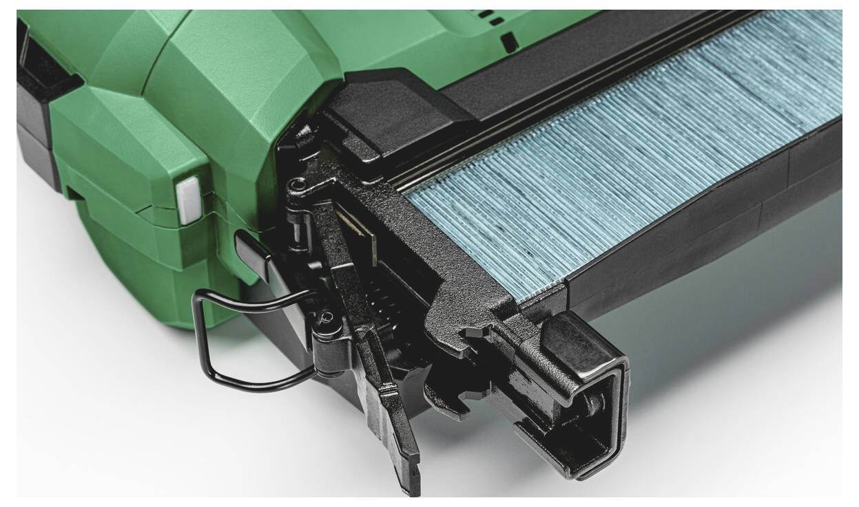 Nahaufnahme eines grünen Elektrowerkzeugs mit einer blauen rechteckigen Filterkassette und einem Verriegelungsmechanismus an der Vorderseite angebracht.