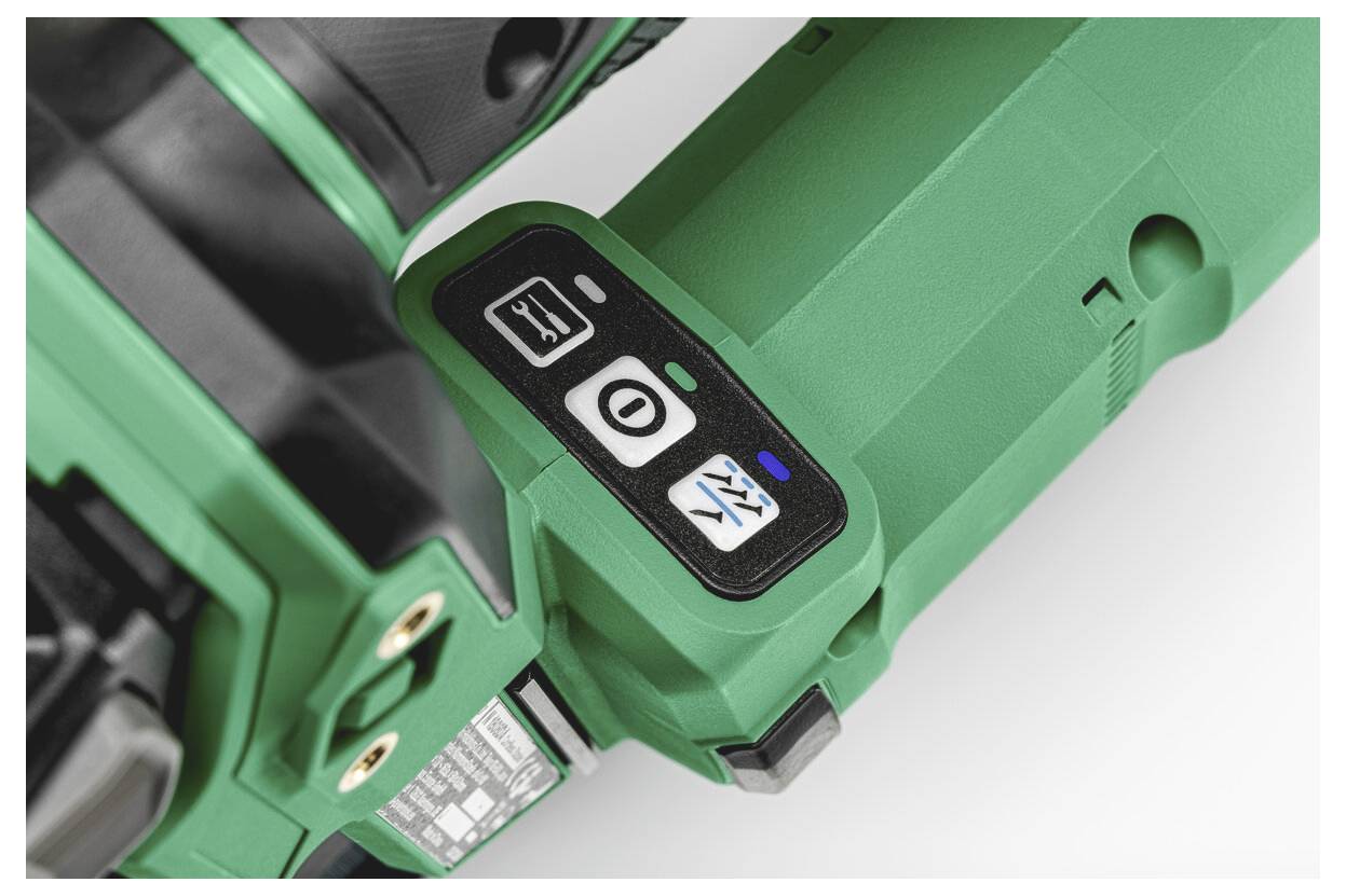 Nahaufnahme einer grünen Elektrowerkzeug-Batterie mit drei Statusschaltflächen/Symbolen für Batterieladung, Stromversorgung und Modusindikatoren.