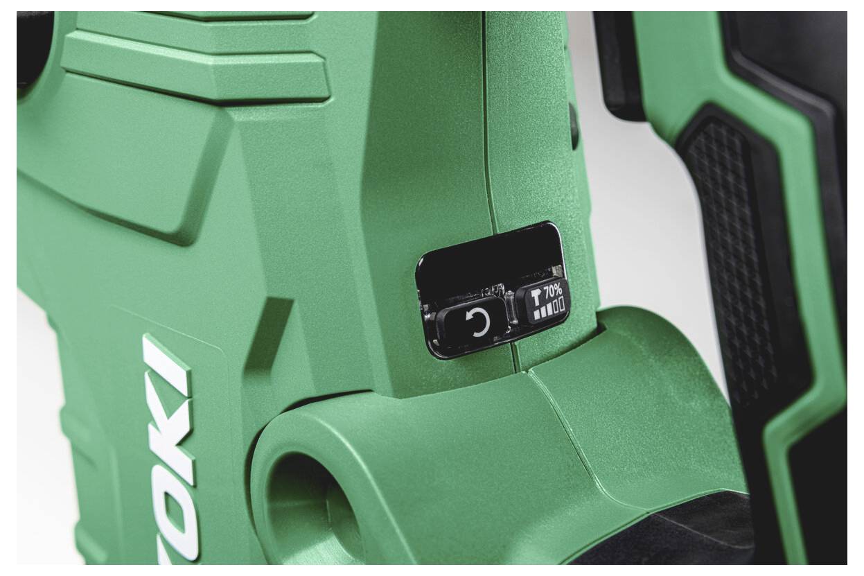 Nahaufnahme eines grünen Elektrowerkzeugs mit einem Modus-/Einstellungsregler und Display, auf dem der Markenname „RYOBI
